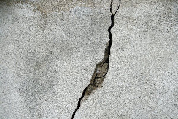 Crack in concrete wall that needs repaired